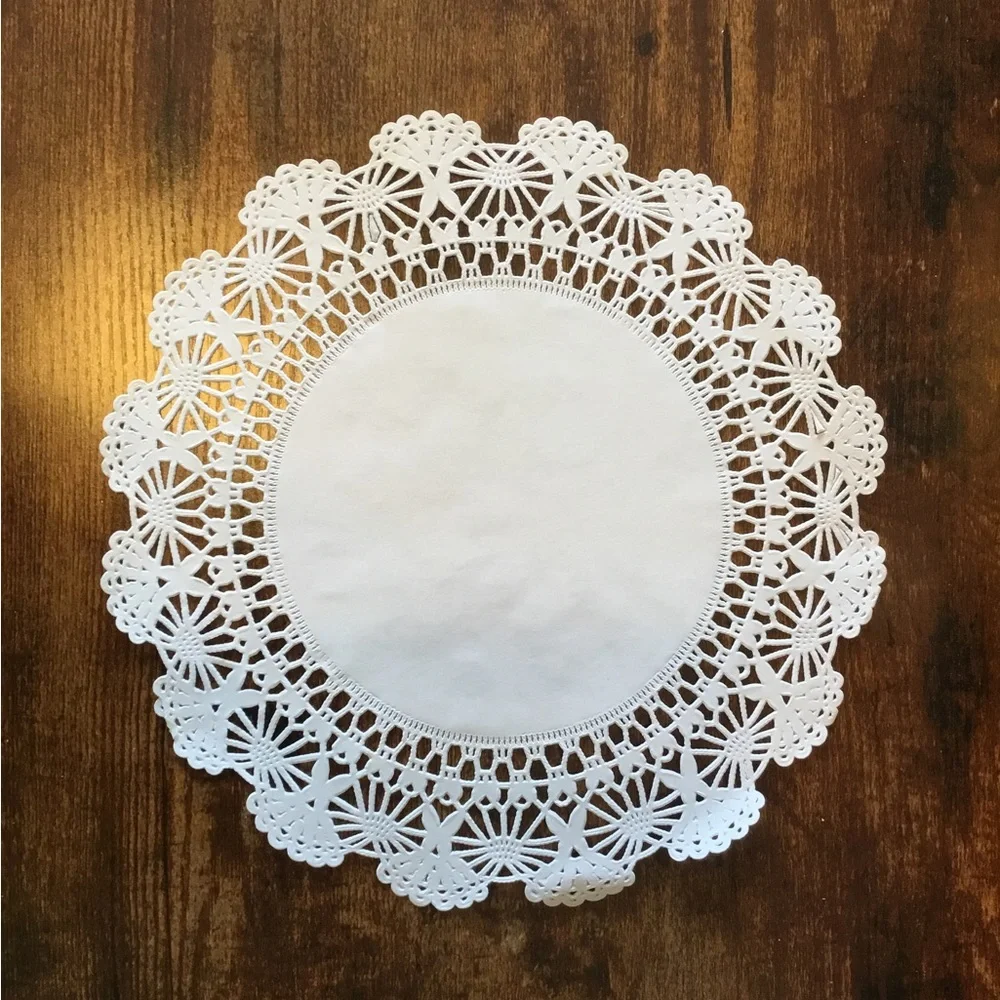 10” Paper DOILIES approx. 200. For placesettings, desserts, cakes, centerpieces